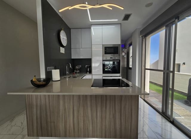 4 bedroom Villa for sale in Villamartin, Orihuela with pool - € 450,000 (Ref: 8743835)