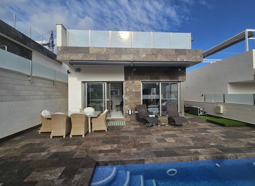 4 bedroom Villa for sale in Villamartin with pool - € 450,000 (Ref: 8743835)