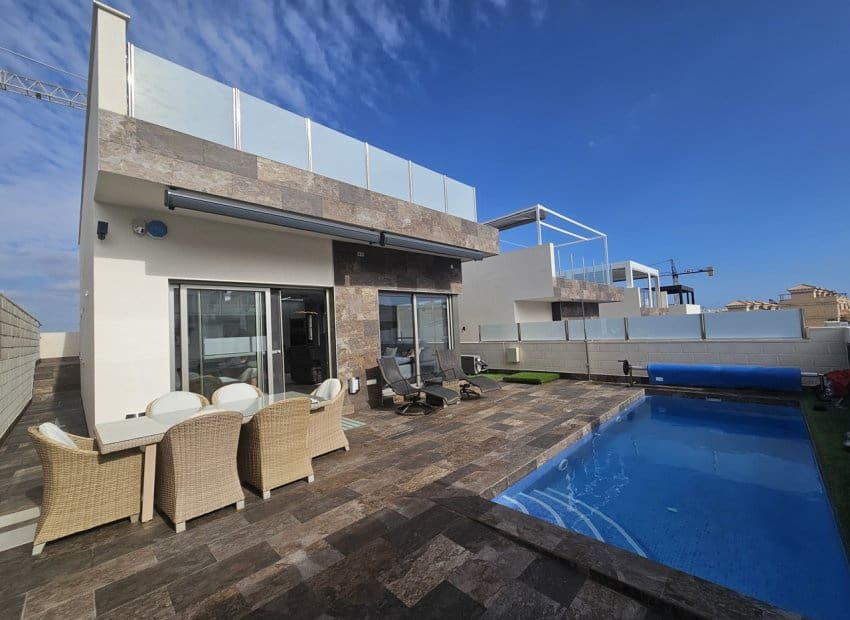 4 bedroom Villa for sale in Villamartin with pool - € 450,000 (Ref: 8743835)