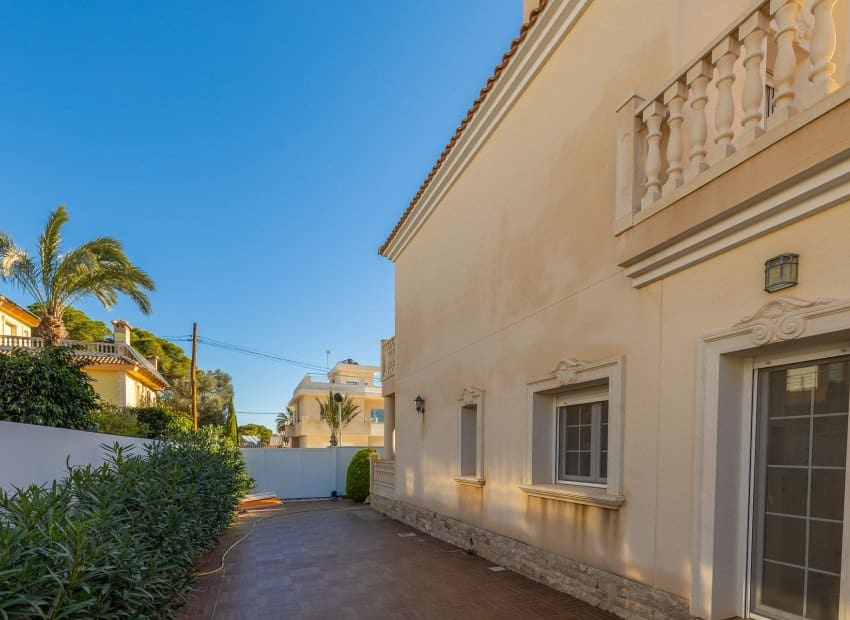 4 bedroom Villa for sale in Orihuela Costa with pool - € 910,000 (Ref: 8754139)