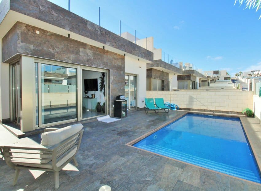 3 bedroom Villa for sale in Villamartin with pool - € 369,950 (Ref: 8820602)