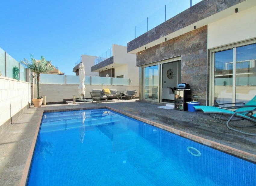3 bedroom Villa for sale in Villamartin with pool - € 369,950 (Ref: 8820602)