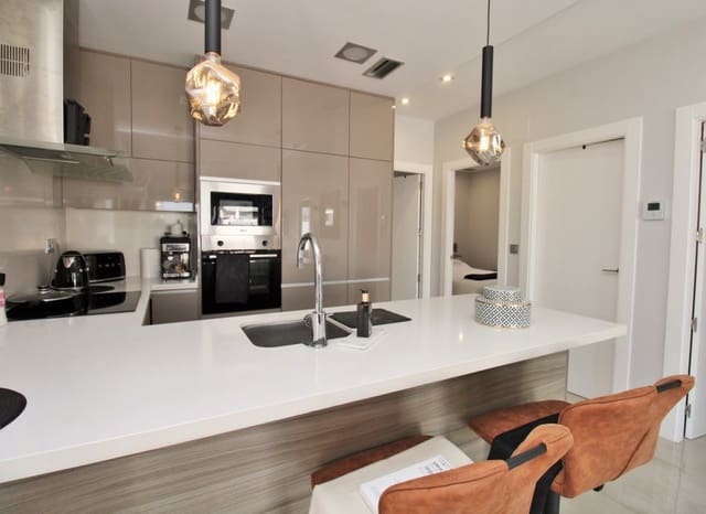 3 bedroom Villa for sale in Villamartin, Orihuela with pool - € 369,950 (Ref: 8820602)