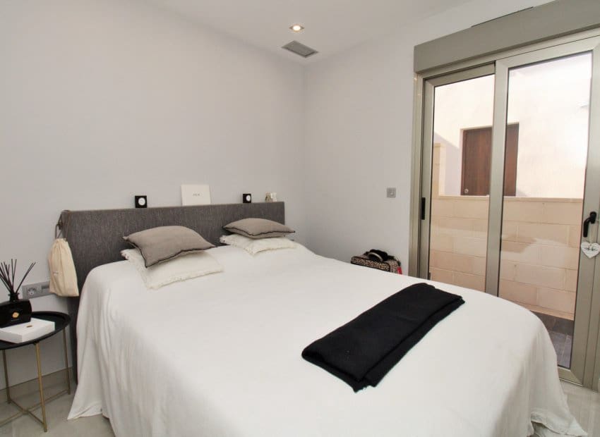 3 bedroom Villa for sale in Villamartin with pool - € 369,950 (Ref: 8820602)