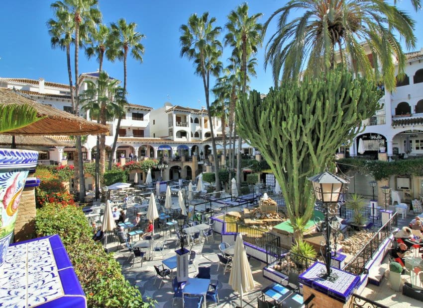 3 bedroom Villa for sale in Villamartin with pool - € 369,950 (Ref: 8820602)