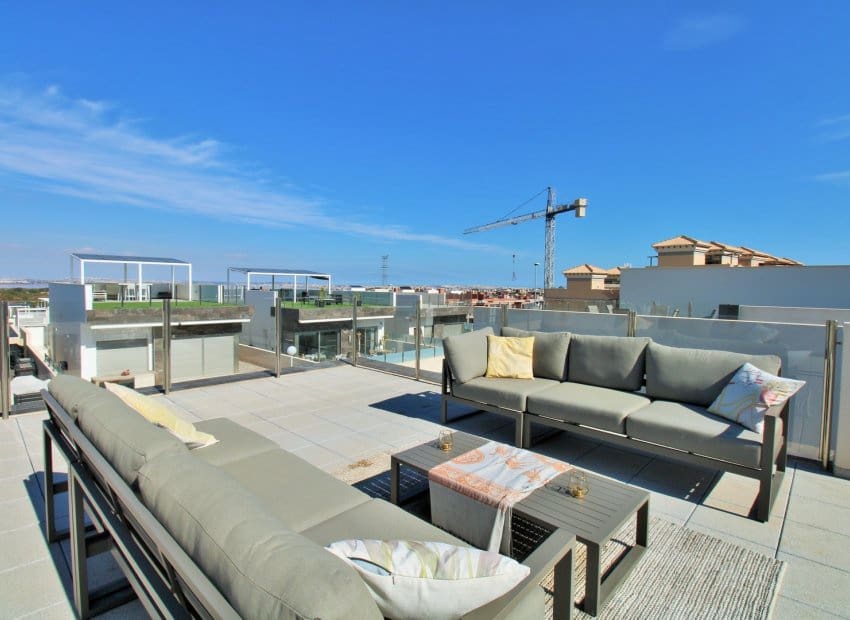 3 bedroom Villa for sale in Villamartin with pool - € 369,950 (Ref: 8820602)