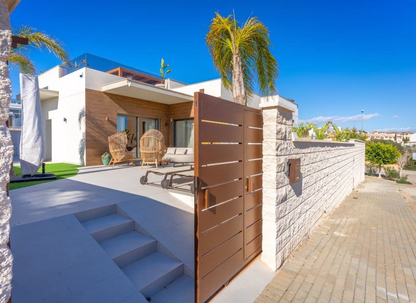 4 slaapkamer Villa te koop in San Miguel de Salinas met zwembad - € 589.000 (Ref: 8820611)