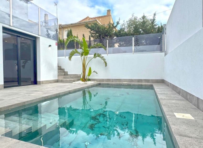 Chalet de 4 habitaciones en Los Balcones en venta con piscina - 495.000 € (Ref: 8829978)