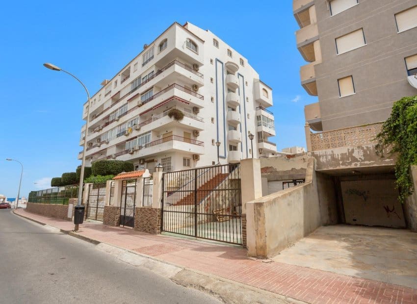 3 quarto Penthouse para venda em Torrevieja com piscina - 180 000 € (Ref: 8829982)