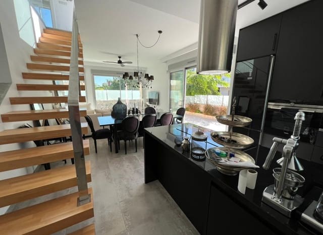 3 bedroom Villa for sale in Mil Palmeras, Orihuela with pool - € 535,000 (Ref: 8904607)