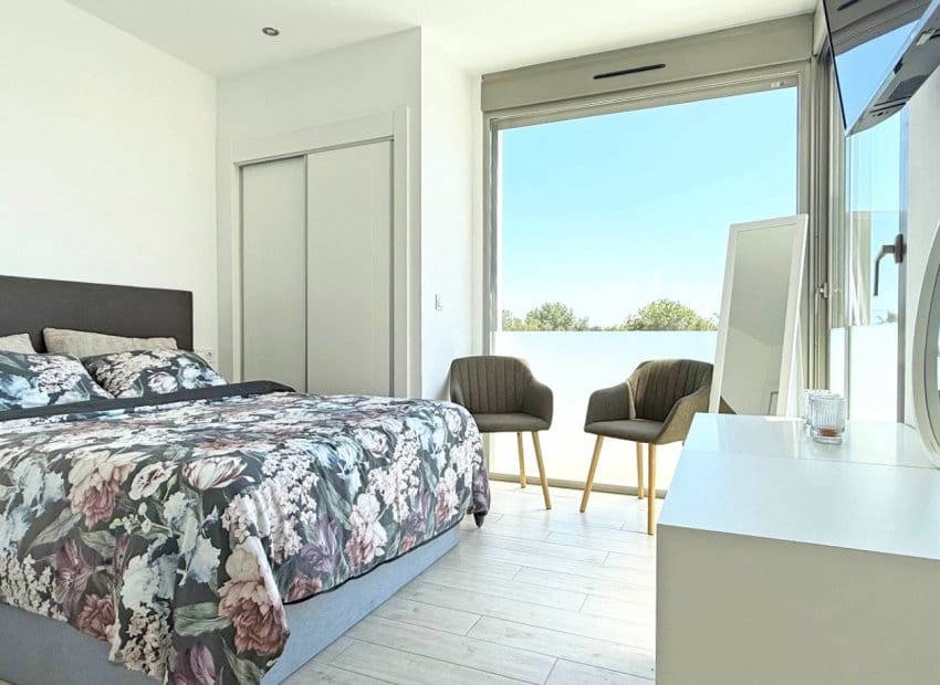 4 Zimmer Villa zu verkaufen in Villamartin mit Pool - 569.000 € (Ref: 8953095)