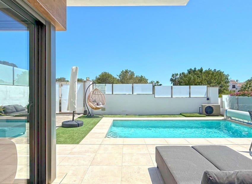 4 Zimmer Villa zu verkaufen in Villamartin mit Pool - 569.000 € (Ref: 8953095)