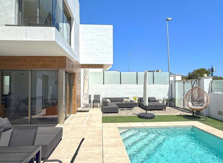 4 Zimmer Villa zu verkaufen in Villamartin mit Pool - 569.000 € (Ref: 8953095)