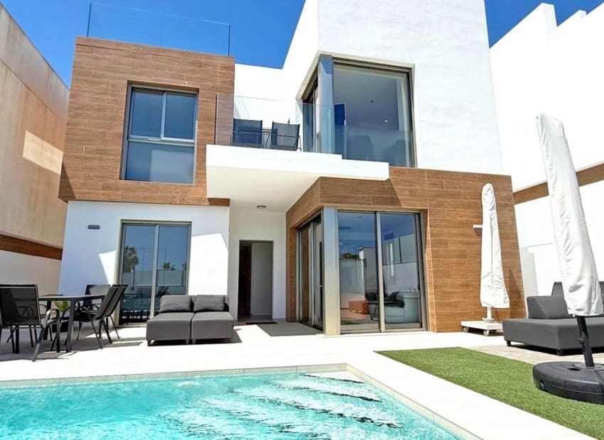 4 Zimmer Villa zu verkaufen in Villamartin mit Pool - 569.000 € (Ref: 8953095)