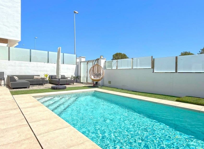 4 Zimmer Villa zu verkaufen in Villamartin mit Pool - 569.000 € (Ref: 8953095)