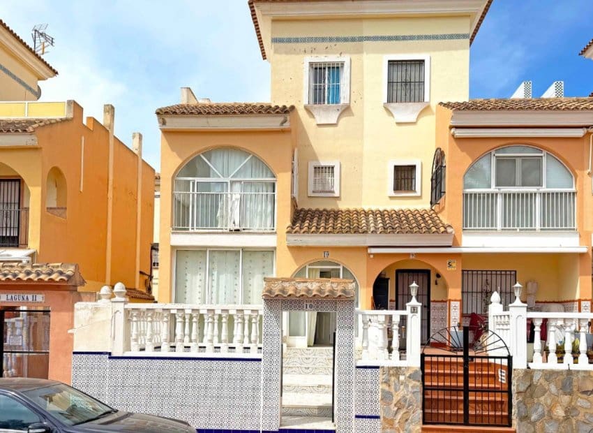 3 bedroom Townhouse for sale in Orihuela Costa with pool - € 199,000 (Ref: 8971507)