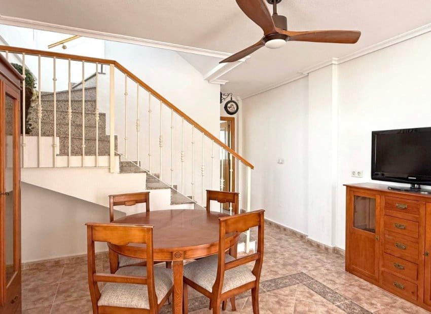 3 soveværelse Semi-Rækkehus til salg i Orihuela Costa med swimmingpool - € 189.000 (Ref: 8973282)