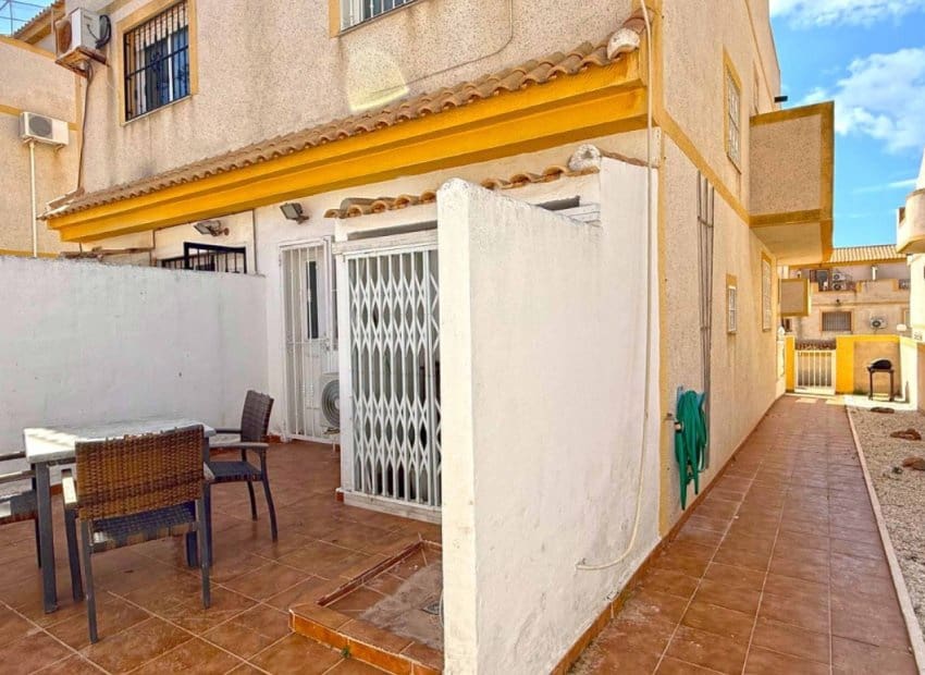 3 soveværelse Semi-Rækkehus til salg i Orihuela Costa med swimmingpool - € 189.000 (Ref: 8973282)