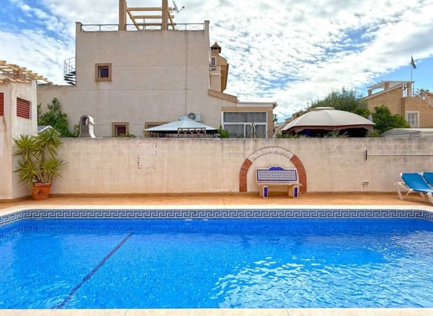 3 soveværelse Semi-Rækkehus til salg i Orihuela Costa med swimmingpool - € 189.000 (Ref: 8973282)