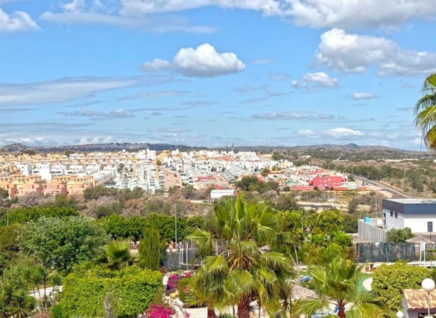 3 soveværelse Semi-Rækkehus til salg i Orihuela Costa med swimmingpool - € 189.000 (Ref: 8973282)