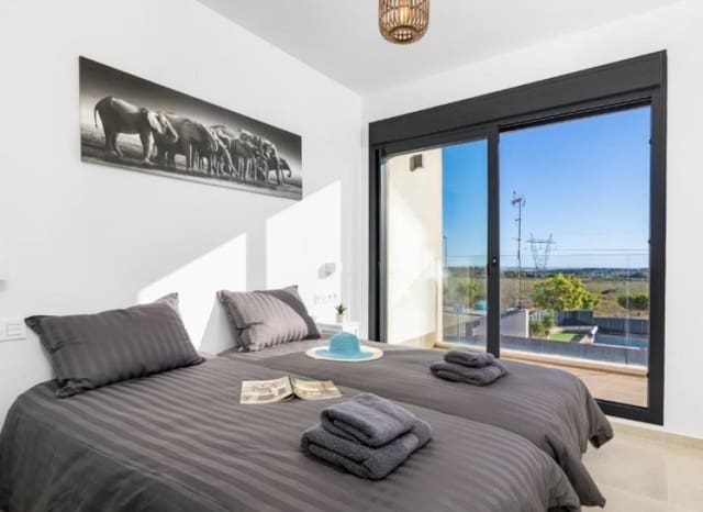 Chalet de 3 habitaciones en San Miguel de Salinas en venta con piscina - 355.000 € (Ref: 9006249)