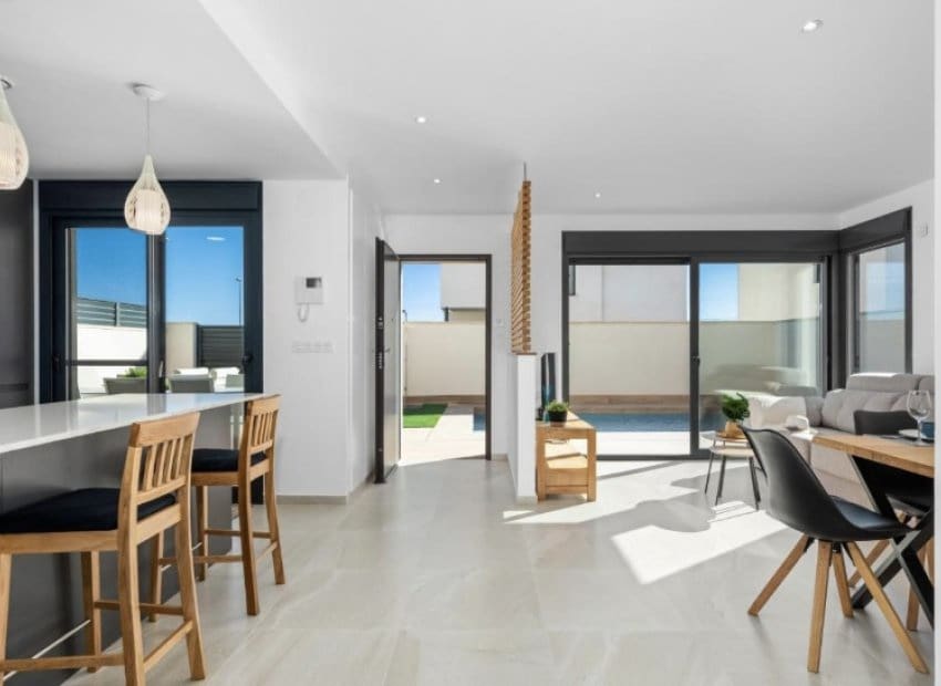 Chalet de 3 habitaciones en San Miguel de Salinas en venta con piscina - 355.000 € (Ref: 9006249)