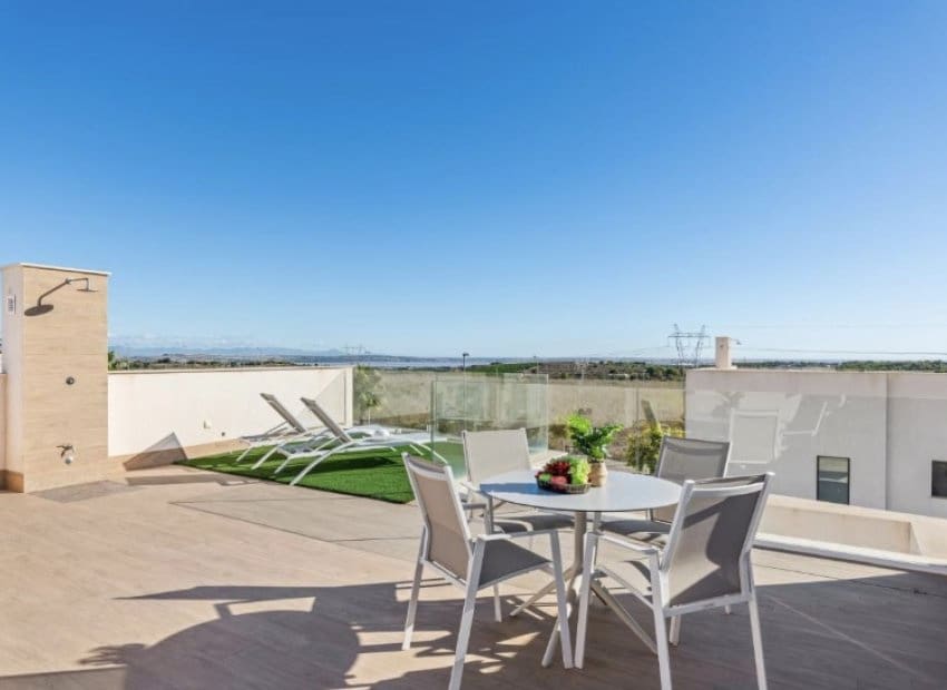 Chalet de 3 habitaciones en San Miguel de Salinas en venta con piscina - 355.000 € (Ref: 9006249)