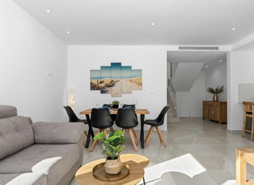 Chalet de 3 habitaciones en San Miguel de Salinas en venta con piscina - 355.000 € (Ref: 9006249)