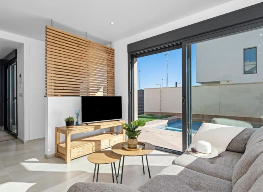 Chalet de 3 habitaciones en San Miguel de Salinas en venta con piscina - 355.000 € (Ref: 9006249)