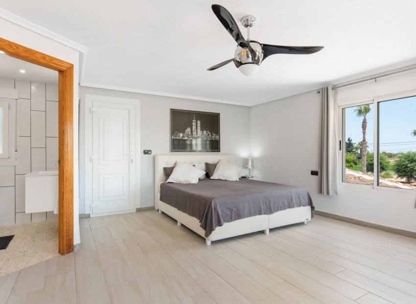 4 soveværelse Finca/Landehus til salg i Catral med swimmingpool - € 565.000 (Ref: 9061768)