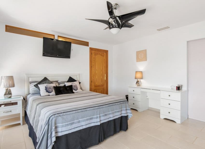 4 soveværelse Finca/Landehus til salg i Catral med swimmingpool - € 565.000 (Ref: 9061768)