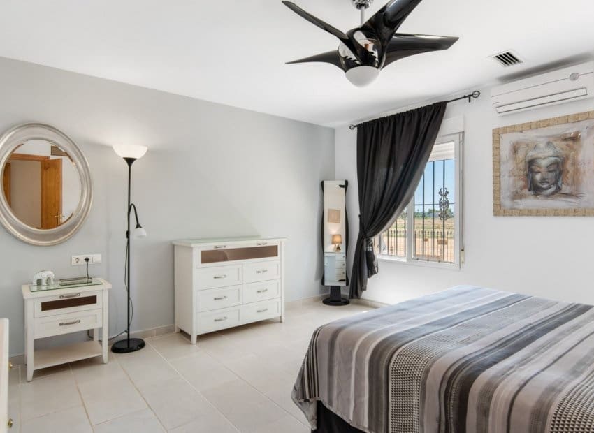 4 soveværelse Finca/Landehus til salg i Catral med swimmingpool - € 565.000 (Ref: 9061768)