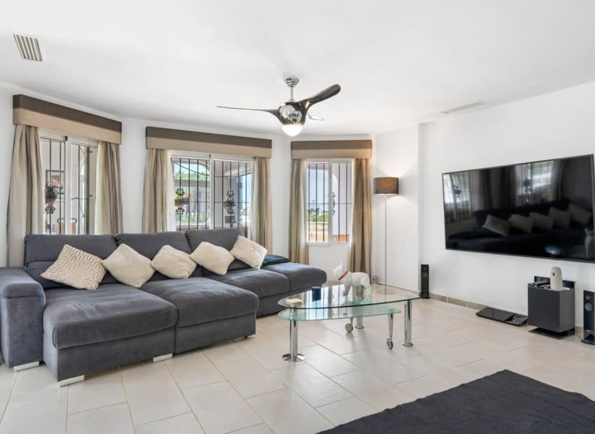 4 soveværelse Finca/Landehus til salg i Catral med swimmingpool - € 565.000 (Ref: 9061768)