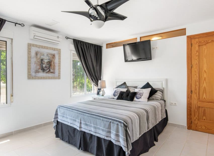 4 soveværelse Finca/Landehus til salg i Catral med swimmingpool - € 565.000 (Ref: 9061768)