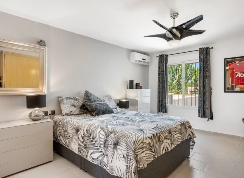 4 soveværelse Finca/Landehus til salg i Catral med swimmingpool - € 565.000 (Ref: 9061768)