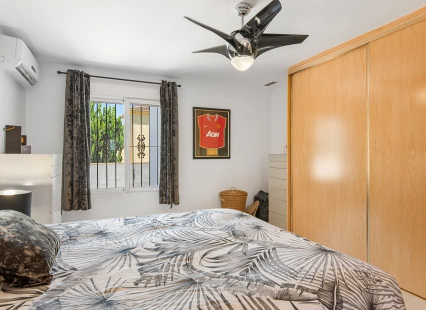 4 soveværelse Finca/Landehus til salg i Catral med swimmingpool - € 565.000 (Ref: 9061768)