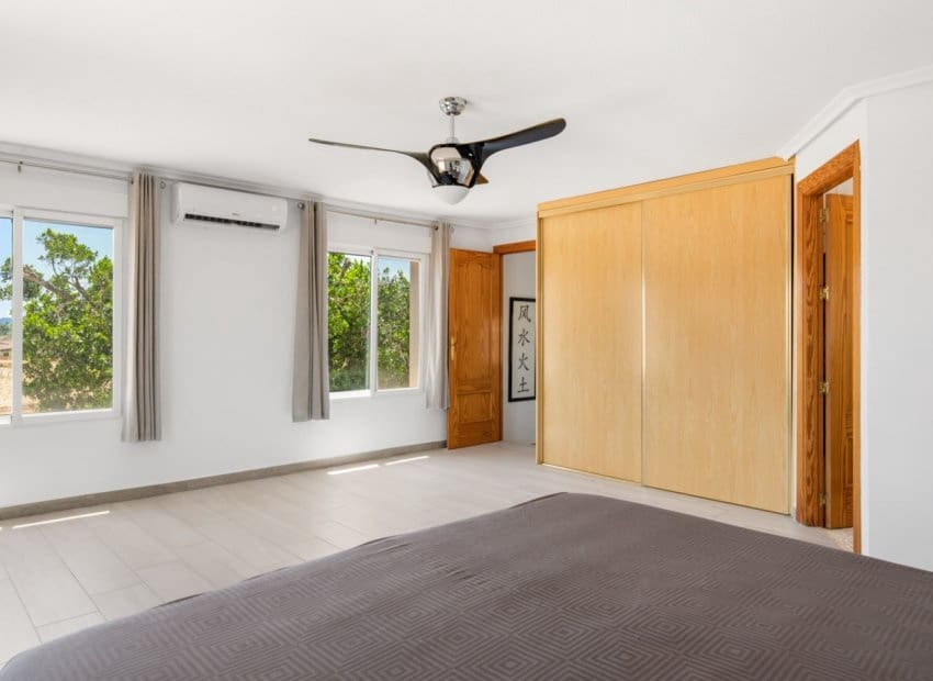 4 soveværelse Finca/Landehus til salg i Catral med swimmingpool - € 565.000 (Ref: 9061768)