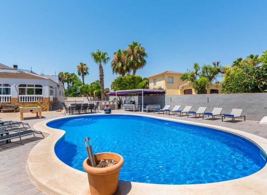 4 soveværelse Finca/Landehus til salg i Catral med swimmingpool - € 565.000 (Ref: 9061768)