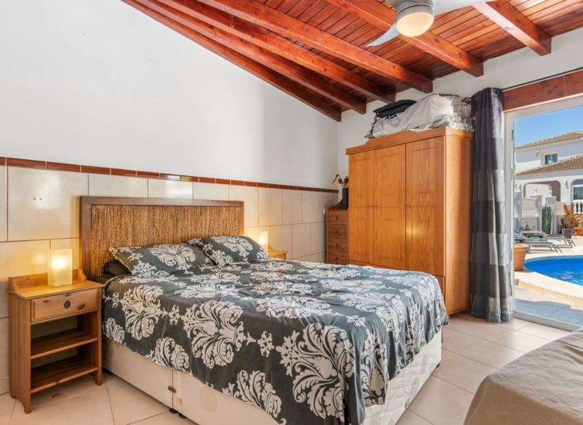 4 soveværelse Finca/Landehus til salg i Catral med swimmingpool - € 565.000 (Ref: 9061768)