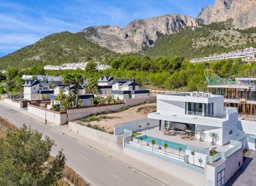 Chalet de 4 habitaciones en Polop en venta con piscina - 725.000 € (Ref: 9061777)