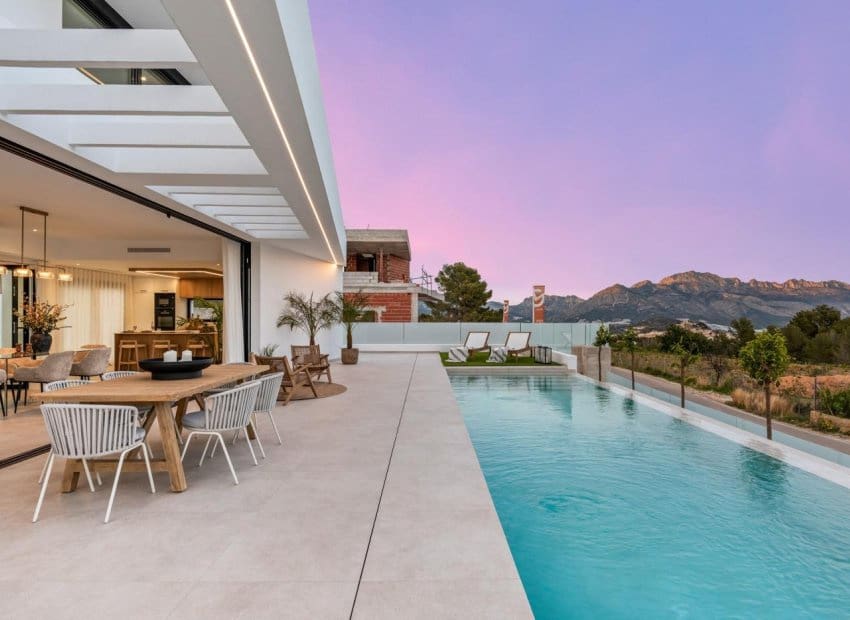 Chalet de 4 habitaciones en Polop en venta con piscina - 725.000 € (Ref: 9061777)