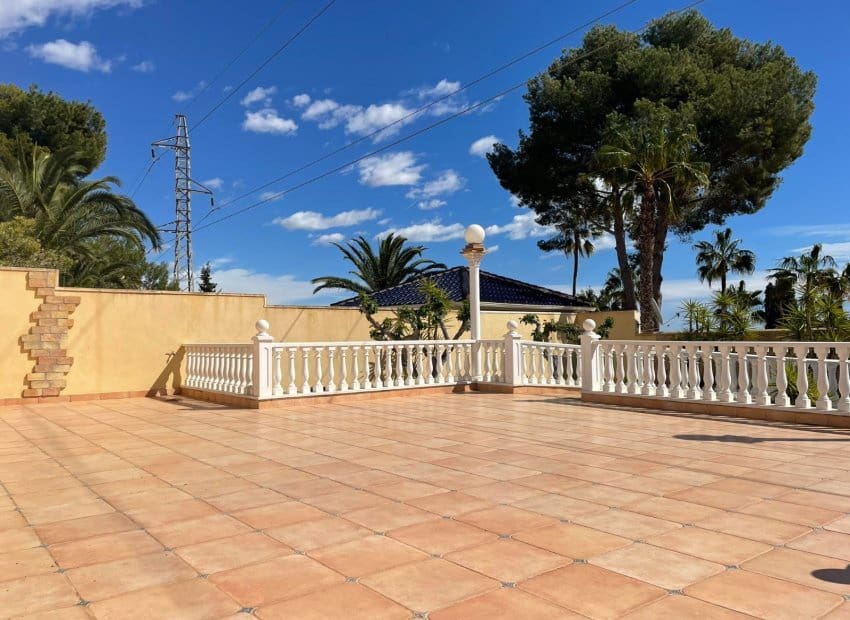 4 bedroom Villa for sale in Villamartin with pool - € 510,000 (Ref: 9131479)