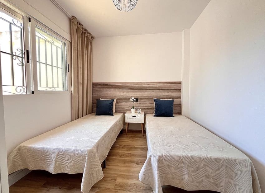 3 quarto Casa em Banda para venda em Playa Flamenca com piscina - 288 000 € (Ref: 9131763)