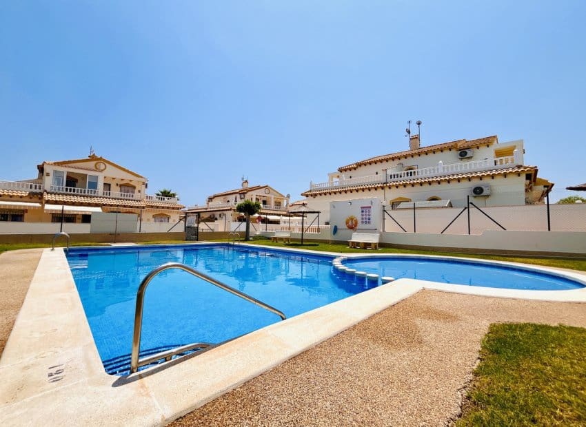 3 quarto Casa em Banda para venda em Playa Flamenca com piscina - 288 000 € (Ref: 9131763)