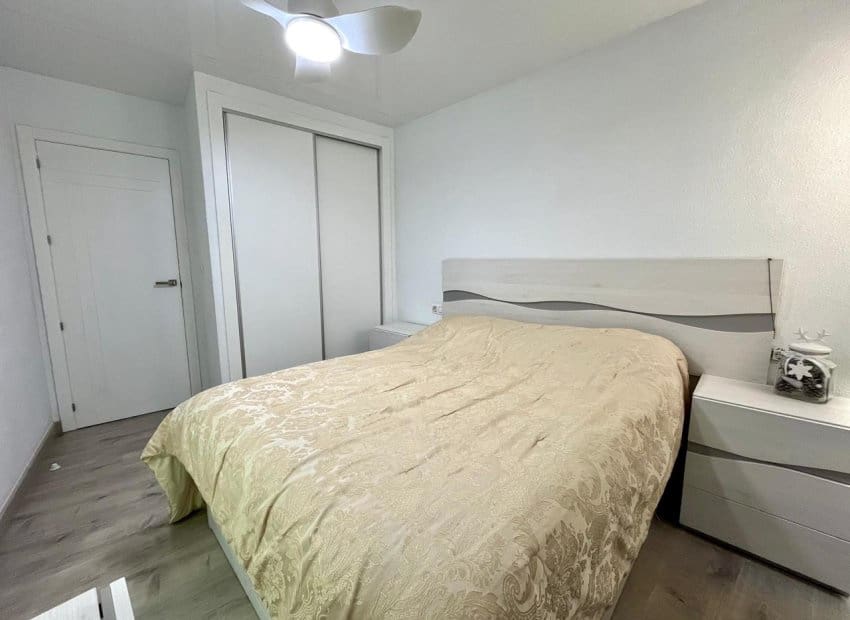 Piso de 4 habitaciones en Torrevieja en venta - 210.000 € (Ref: 9133157)