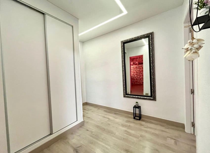 Piso de 4 habitaciones en Torrevieja en venta - 210.000 € (Ref: 9133157)