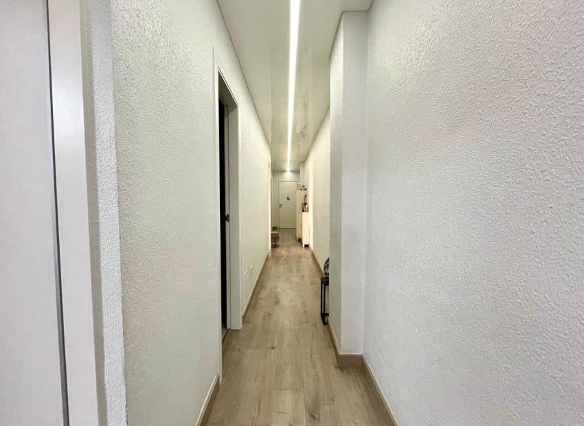 Piso de 4 habitaciones en Torrevieja en venta - 210.000 € (Ref: 9133157)