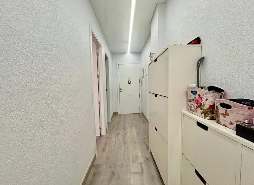 Piso de 4 habitaciones en Torrevieja en venta - 210.000 € (Ref: 9133157)