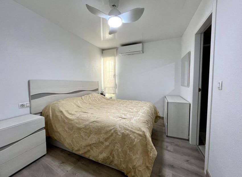 Piso de 4 habitaciones en Torrevieja en venta - 210.000 € (Ref: 9133157)