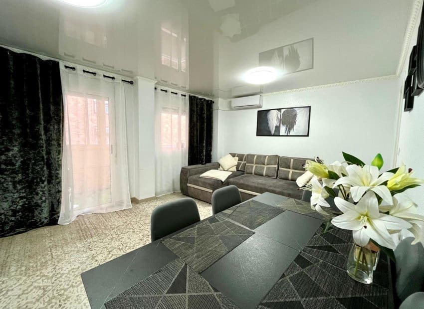 Piso de 4 habitaciones en Torrevieja en venta - 210.000 € (Ref: 9133157)